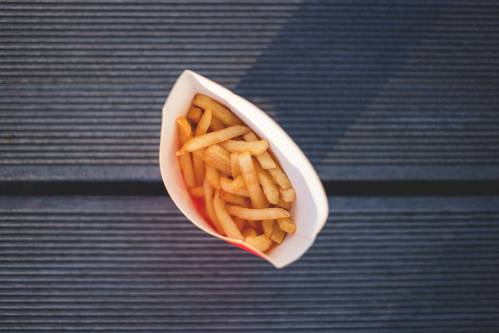 Een bakje friet, van bovenaf gezien.