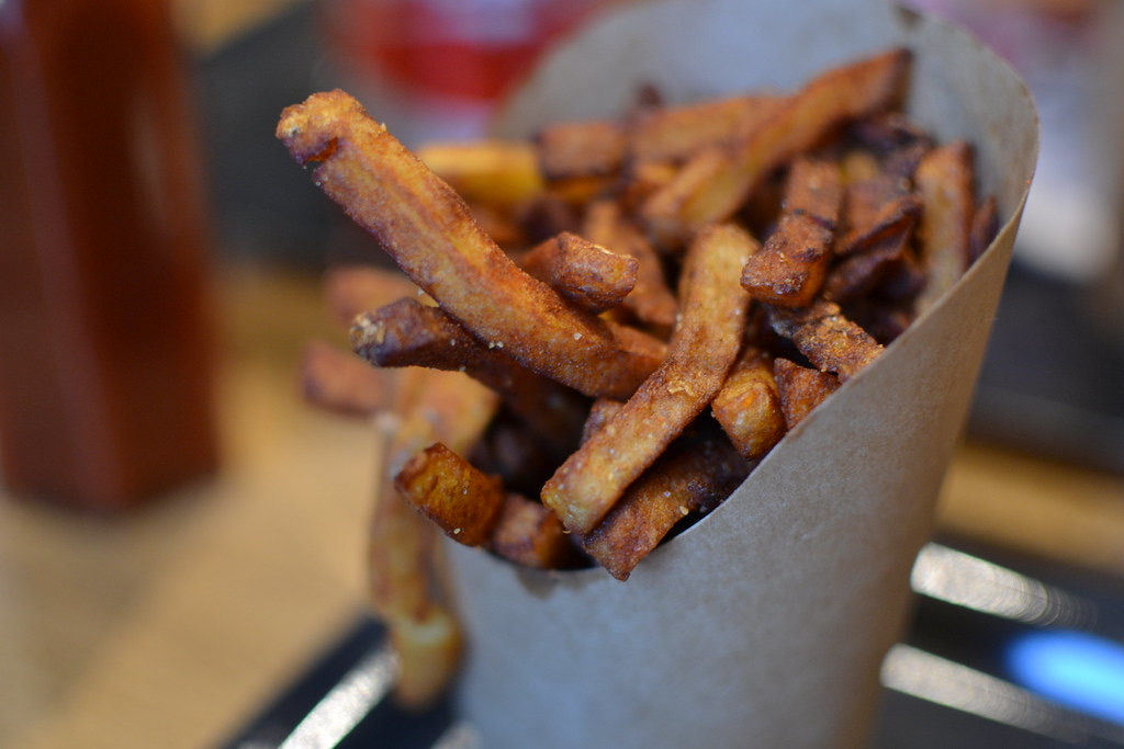 Verse friet in een papieren puntzak.